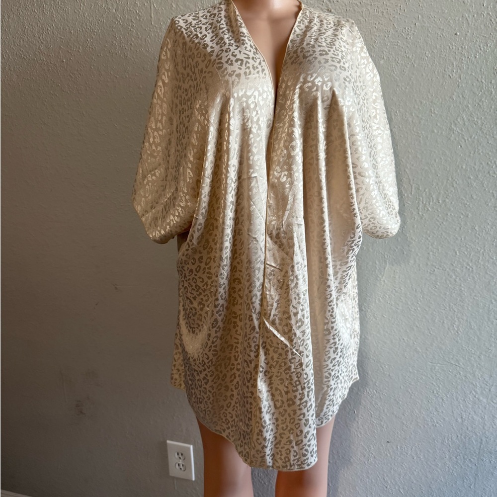 Elegant Cream Leopard Print Robe